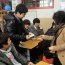 서울 목동 영도중 학생들이 배정 고등학교 통지서를 담임 교사로부터 수령받고 활짝 웃고 있다 이미지