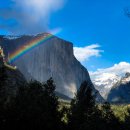 Photos of the Week: Straw Kongs, Reindeer Races, Yosemite Rainbow 이미지