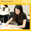 네일아트 손길 이미지