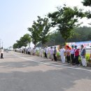 전국 중등 축구대회에 인사 문화 실천 운동을 전개하는 지역민들 이미지