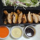 누구나홀딱반한닭 길동역점 | 알싸한 파채와 깻잎에 싸 먹는 바베큐쌈닭 누구나홀딱반한닭 마석점