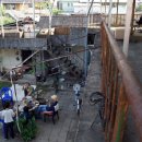 버스정류장 옆 이미지