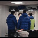 라커룸에서 선수들한테 위치 얘기하는 손흥민 이재성 이미지