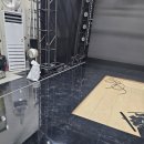 에이스코리아 | [시공 후기] 구로에이스캠프 지식산업센터 | 프리미엄 대형 데코타일 ‘블랙 유광’ 무대 바닥재 납품...