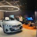 비타민모터스 | [출고 후기] &#34;온라인으로 차량 구매하는 게 처음이에요!!&#34; 520i M 스포츠 브루클린 그레이 / 브라운 #6대