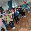 방배현대멤피스 2차아파트 앞 | [방배 주간보호센터] 어르신 우울감 해소의 열쇠? 음악과 색채가 결합된 깃발 체조의 심리적 효능...