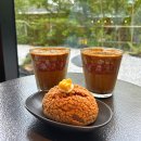 카페슈 | 강릉 여행 필수 카페 툇마루 흑임자 커피, 옥수수슈 오픈런 후기