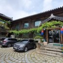 한정식 소나무 앞 이미지