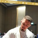 D-3) 포스터에 싸인 중인 UFC 321 선수들 이미지
