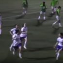 Tutta la squadra esulta per il gol, ma le avversarie battono il calcio d'in 이미지