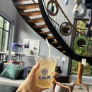 KALM | 치앙마이 캄빌리지 1층 카페_ 멋진 인테리어와 가구가 있는 캄 커피(kalm coffee)