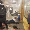 [dailymail] 뉴욕 36번가 지하철에서 연막탄을 터뜨리고 총을 무차별 난사 이미지