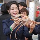 포항 찾은 김건희 여사, 대게 들고 환한 미소…죽도시장 상인들과 소통 행보 이미지