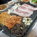 현정이네 농장 | 반찬이 푸짐했던 사창동삼겹살 토종흑돼지식당