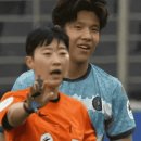 여성 주심 밀치는 축구선수 이미지