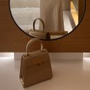 ㈜웨스트서울모터스 | 페라가모 Ferragamo 켈리백 스몰 카멜(베이지) 젠테스토어 구입 후기 및 사용 후기, 착샷