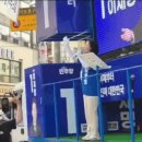 추미애 유세장에서 귀막고 뻐큐날리는 젊은 남자들.gif 이미지