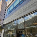 호숫가의 하얀집 이미지