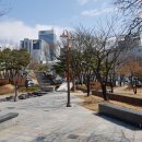 봄날 정오 무렵 서울 훈련원공원 모습 이미지