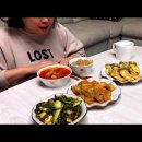 집밥먹방) 봄동무침, 감자조림, 새송이버섯전, 돼지고기 애호박찌개 (ft.남편도시락) 이미지