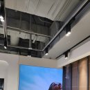 투명 유리창 LED전광판 설치 ㄱ자형 실내 매장용 LED전광판 설치 이미지