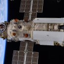 러시아 실험실 모듈로 높은 드라마는 잘못된 추진기 발사와 우주 정거장을 기울 이미지