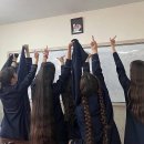 이란 여학생들은 정권 지도자들에게 손가락을 보여주고 '독재자에게 죽음을'을 외치는 반면 여성 연예인과 정치인들은 봉기를 지지하기 위해 이미지