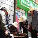 중국 ‘동충하초 제일 현(縣)’의 자유거래시장 탐방: 전통 수신호 ‘가격 협상’ 이미지