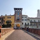 나란히 흐르다 이미지