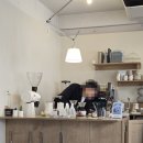 (주)에이티 | [연남동] FEAT 에프이에이티 카페｜분위기 좋고 커피맛 좋은 연남동 골목 느좋 카페