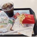 25시편의점/25시가맥 | 저녁으로 신제품 진주 고추 크림 치즈 버거를 먹었고 편의점 지에스25에서 불새피자를 먹었습니다.