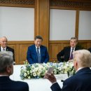 트럼프가 내민 종이 보고 시진핑 파안대소…백악관 공개 사진 이미지