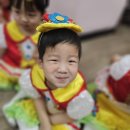 아기사랑어린이집 | 세살 아기 어린이집 재롱잔치 후기 친구 손까지 뿌리치고 혼자 텐션 업