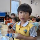 6월 3주 재활용 놀이 사진입니다(과자 봉지로 만든 빛 보로노이 상자) 이미지