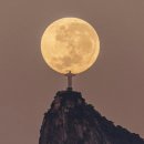 브라질 출신 사진작가 레오나르도 샌즈가 3년 기다려 찍은 보름달 들어 올린 예수님 이미지