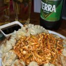 영진야채마트 | [내돈내산] 테라(TERRA) 1L 페트병: 혼술과 반주 사이, 딱 좋은 선택지 (feat.비빔만두)