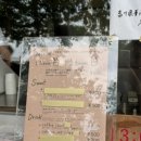 자전거 조각상 앞 이미지