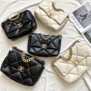 CHANEL PC | F/W 시즌, 제일 부드럽고 볼드한 샤넬백이 돌아온다｜샤넬 19백의 계절