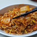 건강한 국산재료로 만든 구가네 저염김치로 맛있는 점심메뉴를 만들어 보아요.
