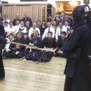 尚道館創設80周年記念道場祭 岡田守正館長三人掛け ( 상도관 창설 80주년 기념 도장에서 오카다 모리마사 관장이 3명을 상대로 펼친영상 이미지