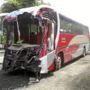 Five seriously injured after express bus crashes into lorry 이미지