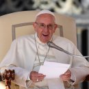 17/10/11 Nothing is resistant to love, pope says - No matter how much the world preaches against hope and predicts 'only dark clouds', Christians know 이미지