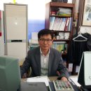 대전 서구 관저동 한마음부동산 사장님의 모습을 일러스트로 그린 그림 자료 이미지