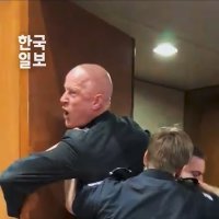 "이스라엘 위해 죽을 순 없어" 팔 부러지고 끌려 나간 전 해병대원