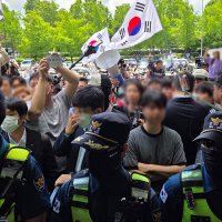 `개표소 봉쇄` 시위대, 기자 폭행 사태…"모든 법적 조치할 것"