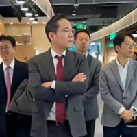 베이징 쇼핑몰 찾은 이재용 회장···中 현지서 관심 폭증