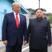 트럼프 또 김정은과 찍은 사진 올려…‘회담 러브콜’