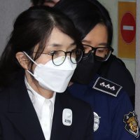 [속보] 법원 “김건희 받은 통일교 첫 샤넬 가방 묵시적 청탁 인정”