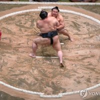 다카이치, '금녀구역' 스모 모래판 안 오른다…시상 보류 방침