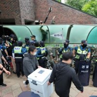 [속보]경찰, 잠실7동 투표함 반출…개표소로 이동, 시위대는 연행